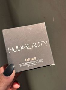 Huda Beauty Easy Bake Setting Powder:-Sugar Cookie
