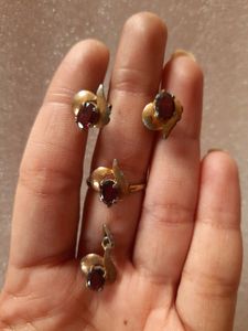jewellery set (pendant, pair of earrings, ring)