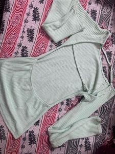 Blackless Top
