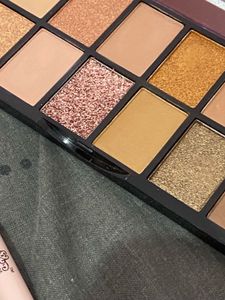 MARS Mini Eyeshadow Palette + 3 Brushes