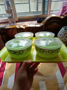 Set Of 4 Bowls With Lid And Tray