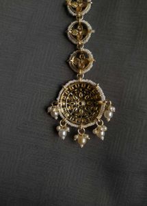 Elegant Kundan Tikka Headpiece