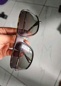 2 Gogs One Is Fastrack, Other Iddee