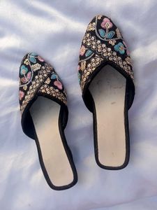 Floral Embroidered sandal 👡