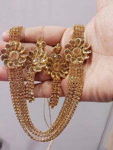 beautiful golden necklace with beautiful earing no used very nice and shinny stones