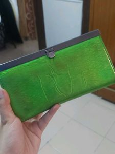 Two Clutches That Can Be Used To Keep Ur Essential