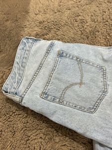Light Wash Jeans - Modern Style
