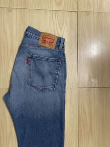 Levis Straight Fit Jeans