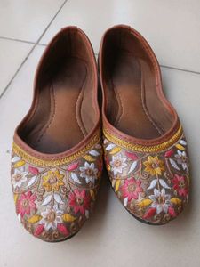 Floral Embroidered Juttis