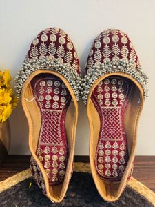 Maroon Embroidered Juttis