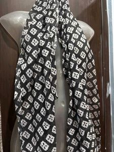 Chic Black &amp; White Scarf