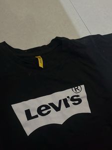 Levi&#39;s Black Graphic Tee