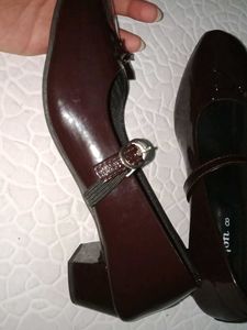Uniqon Brown Patent Leather Mary Janes - Size 8