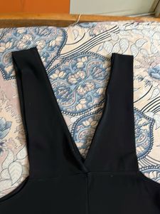 Black sleevless Vneck dress🖤