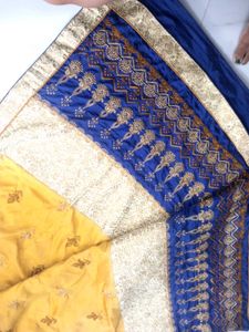 Elegant Embroidered Sari 🥻