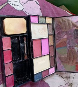 Lakme Skin Mousse &amp; Eyeshadow Palette