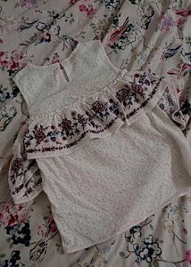 Pretty sleeveless top with all round embroidery