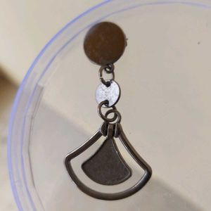 Stylish Metallic Brooch