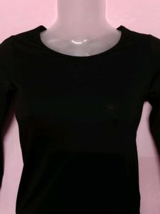 UNIQLO HEATTECH Black Tshirt