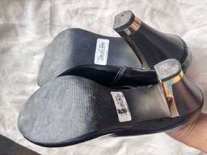 Inc. 5 Black Patent Leather Pumps