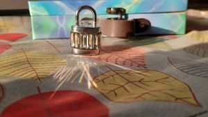NEW Swarovski Lock In USB Memory