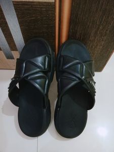 trandy black sandle