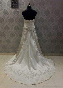Elegant Strapless Wedding Gown