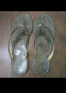 Women Maroon Shoe And Lavie Black Slipper