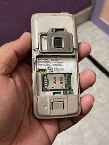 Nokia n82