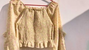 beautiful yellow top 💛🌼