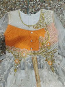 ismein white and orange Mila hua hai aur jo iske u