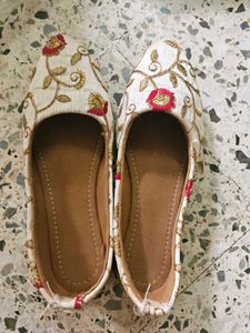 Embroidered Juttis