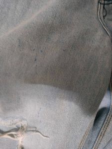 LIGHT WASH RIPPED JEANS