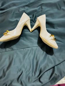 Beige heels with gold chain