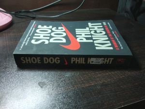 🆕 Shoe Dog Book By Phil Knight Paperbcak