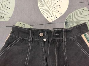 Loose Fitting Cargo Jeans