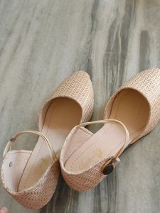 Beautiful Cream Shining Sandals ✨✨