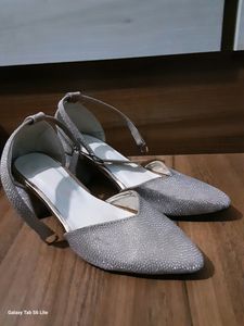 SILVER STYLISH KITTEN BLOCK HEELS