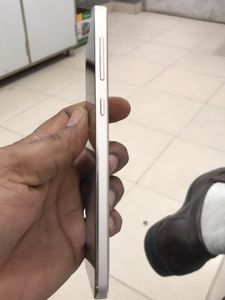 Letv Mobile 3gb RAM 32 GB Ron  Upar Thoda Glass Crack Hai Lekin Koi Dikkat Nahi Sab Kuchh Badhiya Chalta Hai