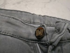 A Perfect Grey Jeans!
