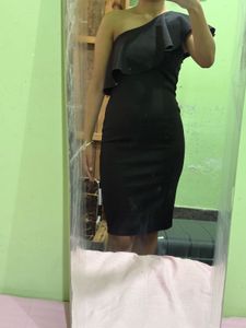 Chic Black One-Shoulder Dress