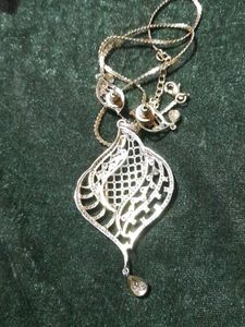 Very Beautiful Pendent And Stud Set