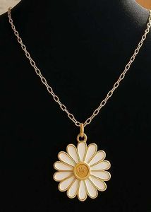 newme- Daisy Pendant Necklace