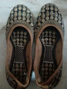 Embroidered Black Juttis