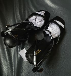 ✨ ZARA Glossy Black Strappy Heels 👠
