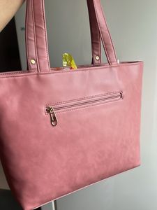 Super spacious handbag in pink