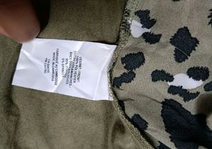 🇨🇦Reitmans Luxury Branded Full Sleeve Top