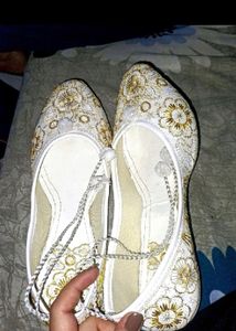 White Golden jutti ❤️