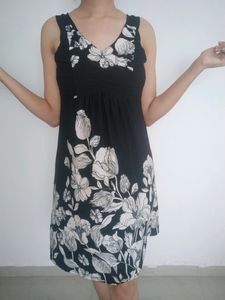 So Nicely New  Flower Printed Black Dress ... Unus