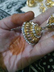 Elegant Gold &amp; Crystal Statement Necklace